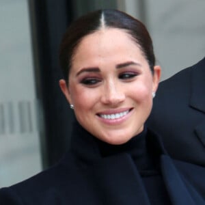 Malgré le charme de Harry, certains disent qu'il est complice 
Le prince Harry, duc de Sussex, et sa femme Meghan Markle visitent le One World Trade Center à New York City, New York, etats-Unis, le 23 septembre 2021. 