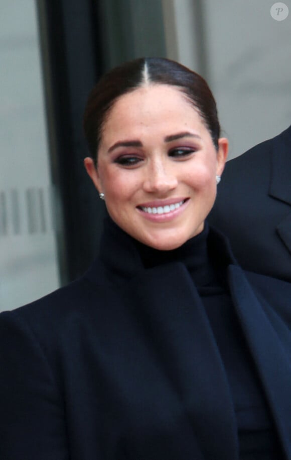 Malgré le charme de Harry, certains disent qu'il est complice 
Le prince Harry, duc de Sussex, et sa femme Meghan Markle visitent le One World Trade Center à New York City, New York, etats-Unis, le 23 septembre 2021. 