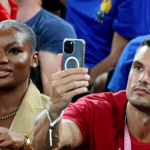 Florent Manaudou et sa compagne Lola Duménil - Les célébrités assistent à la victoire de l'équipe de France de basket face au Canada (82-73) lors des Jeux Olympiques de Paris2024, le 6 août 2024. © Jacovides-Perusseau / Bestimage