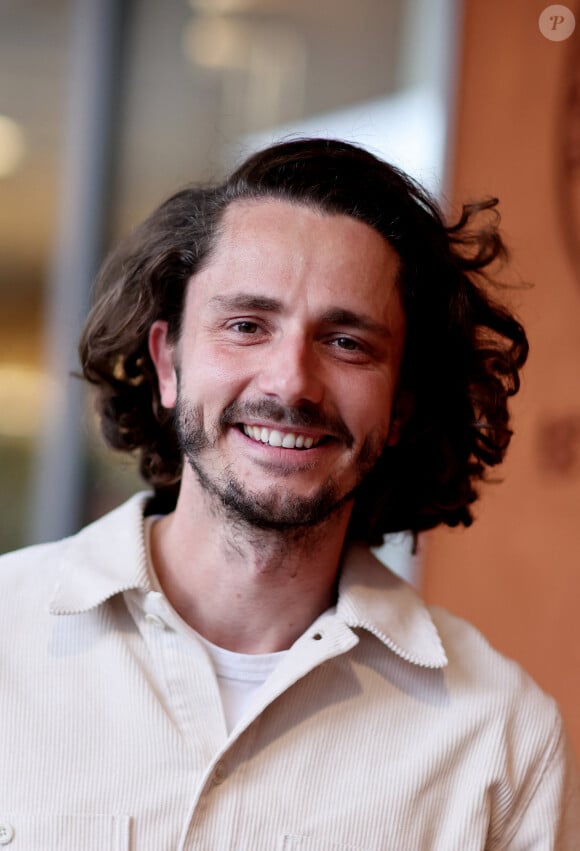 Le nageur français est l'invité de l'émission "Legend" de Guillaume Pley

Guillaume Pley au village lors des Internationaux de France de tennis de Roland Garros 2024, à Paris, France, le 4 juin 2024. © Jacovides-Moreau/Bestimage