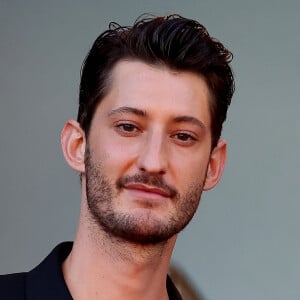 Pierre Niney - Montée des marches du film " Le comte de Monte-Cristo " lors du 77ème Festival International du Film de Cannes, au Palais des Festivals à Cannes. Le 22 mai 2024 © Jacovides-Moreau / Bestimage 