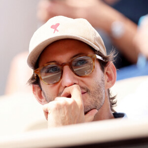 Pierre Niney en tribunes lors des Internationaux de France de tennis de Roland Garros 2023, à Paris, France, le 9 juin 2023. © Jacovides-Moreau/Bestimage 