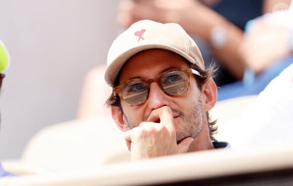 Pierre Niney en tribunes lors des Internationaux de France de tennis de Roland Garros 2023, à Paris, France, le 9 juin 2023. © Jacovides-Moreau/Bestimage 