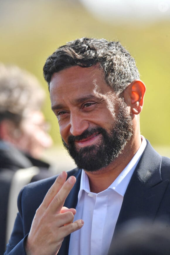 Cyril Hanouna animateur TV lors de l'inauguration de la promenade Jean-Paul Belmondo sur le pont Bir Hakeim, sous l'arche du viaduc de Passy à Paris, France le 12 avril 2023. Photo par Karim Ait Adjedjou/ABACAPRESS.COM