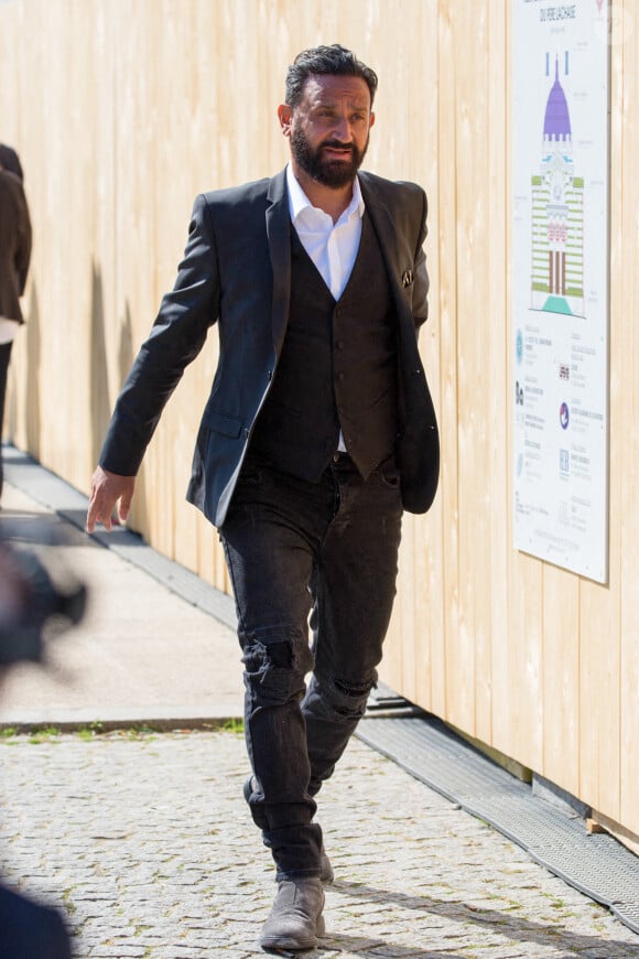 Cyril Hanouna lors de la cérémonie d'enterrement de la chanteuse française Regina Zylberberg, plus connue sous le nom de "Régine", au cimetière du Père Lachaise, à Paris, en France, le 9 mai 2022. Photo par Nasser Berzane/ABACAPRESS.COM