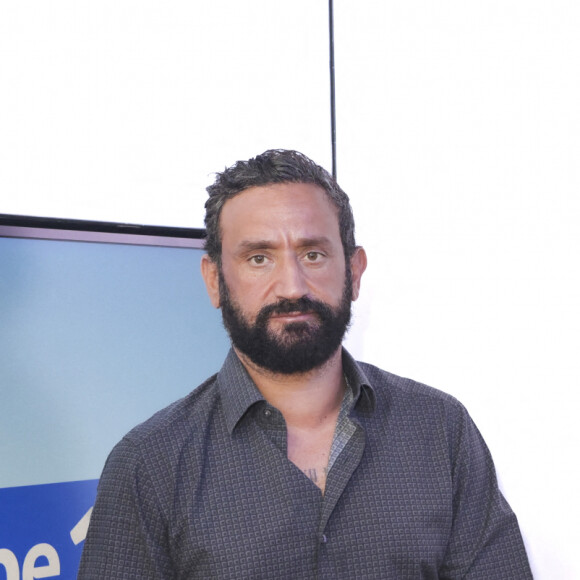 Présent à la télé, à la radio, il est à la fois animateur et producteur...
Cyril Hanouna sur le plateau de l'émission "On marche sur la tête", diffusée en direct sur Europe 1. Le 26 août 2024 © Jack Tribeca / Bestimage 