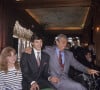 Une épreuve que l'acteur et pilote automobile affronte entre tristesse et nostalgie 
Archives - En France, à Paris, lors d'un cocktail pour la présentation de sa nouvelle voiture de course Reynard 89D de FORMULE 3000 : Paul Belmondo avec sa mère Élodie et son père Jean-Paul Belmondo