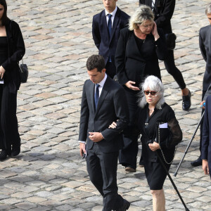 Elodie Constantin (première femme), Victor et Alessandro ( fils de Paul) avec sa compagne Meline,, Alain Belmondo (frère), Muriel Belmondo (soeur), Luana, Paul lors de la cérémonie d’hommage national à Jean-Paul Belmondo à l’Hôtel des Invalides à Paris, France, le 9 septembre 2021. © Dominique Jacovides/Bestimage