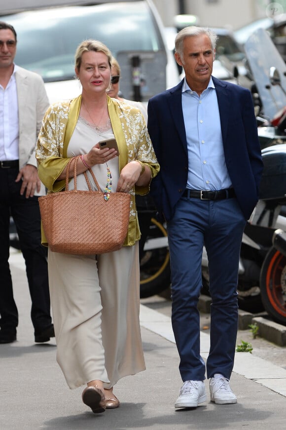 Alors qu'il affronte la médiatisation de son divorce avec Luana, la mère de ses trois enfants,
Paul Belmondo et Luana - Mariage de Claude Lelouch à la mairie du 18ème à Paris. Le 17 juin 2023