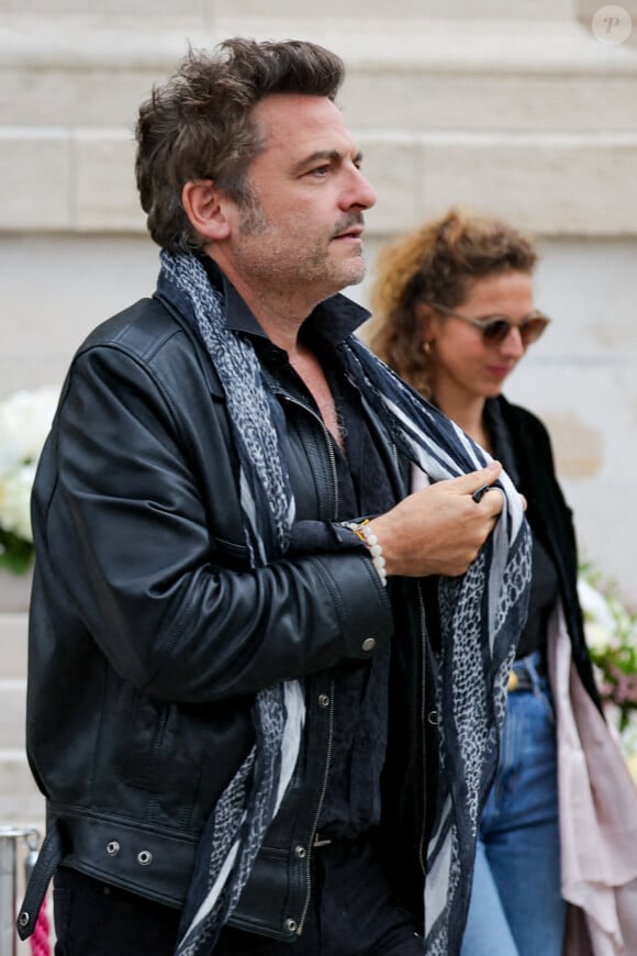 "C'est mon refuge. J'y suis comme un hibou dans son trou. Elle fait environ 12 mètres carrés, avec une terrasse qui donne sur un étang."
Matthieu Chedid, sa compagne Loïca Saint-M'leux,aux obsèques de l'auteure-compositrice-interprète et actrice française Françoise Hardy au crématorium du cimetière du Père-Lachaise à Paris, France, le 20 juin 2024.