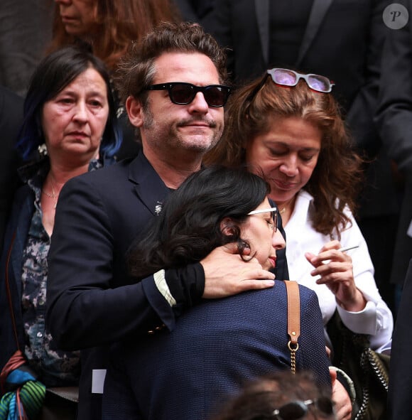 "On a aussi une douzaine de poules, mais aussi des moutons, une chienne..."
Matthieu Chedid (Le chanteur M) et Rima Abdul-Malak - Sorties des obsèques de Jane Birkin en l'église Saint-Roch à Paris, le 24 juillet 2023