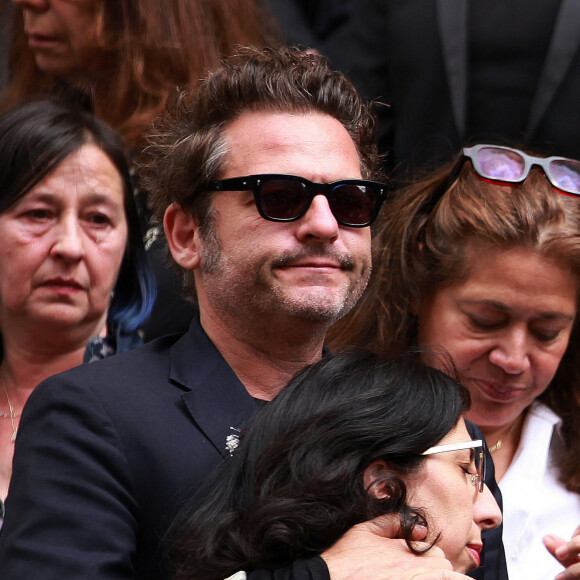 "On a aussi une douzaine de poules, mais aussi des moutons, une chienne..."
Matthieu Chedid (Le chanteur M) et Rima Abdul-Malak - Sorties des obsèques de Jane Birkin en l'église Saint-Roch à Paris, le 24 juillet 2023