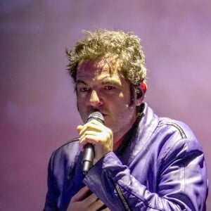 Le chanteur Matthieu Chedid, alias M, en concert sur la scène du festival du Printemps de Pérouge au château de Saint-exupéry à Saint-Maurice de Rémens le 29 juin 23.