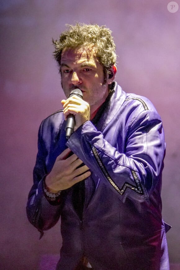 Le chanteur Matthieu Chedid, alias M, en concert sur la scène du festival du Printemps de Pérouge au château de Saint-exupéry à Saint-Maurice de Rémens le 29 juin 23.