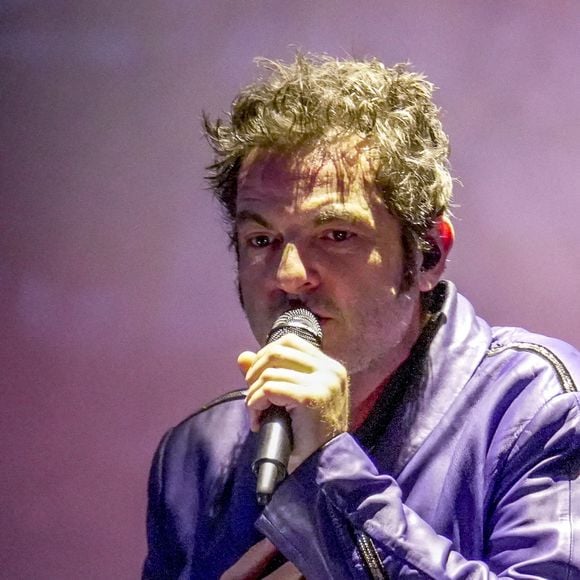 Le chanteur Matthieu Chedid, alias M, en concert sur la scène du festival du Printemps de Pérouge au château de Saint-exupéry à Saint-Maurice de Rémens le 29 juin 23.