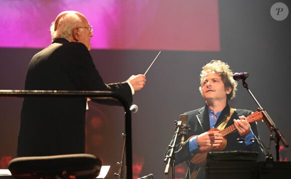 Vladimir Cosma et Matthieu Chedid (le chanteur M) - Concert de Vladimir Cosma pour ses "Inoubliables musiques de film" au Grand Rex à Paris. Le 15 octobre 2021