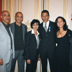 En mars 2017, Abdellatif Zamzem...
L'acteur français Roschdy Zem, la ministre de la Justice Rachida Dati et ses frères et soeurs (de gauche à droite) Said, Abdel, Samira et Mustafa posent après la cérémonie au cours de laquelle l'acteur français Roschdy Zem a reçu la médaille d'Officier dans l'Ordre National du Mérite des mains de la ministre de la Justice Rachida Dati à l'Hôtel de Bourvallais à Paris, France. Photo par Christophe Guibbaud/ABACAPRESS.COM