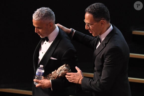 Sami Bouajila y joue le rôle du frère de Roschdy.
Sami Bouajila, meilleur acteur et Roschdy Zem lors de la 46e édition de la cérémonie des César du cinéma à l'Olympia à Paris, France. Photo par Bertrand Guay/Pool/ABACAPRESS.COM