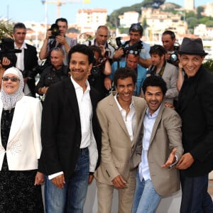 (G-R) Chafia Boudra, Sami Bouajila, Rachid Bouchareb, Jamel Debbouze et Roschdy Zem lors du photocall de 'Hors La Loi' présenté en compétition lors du 63ème Festival de Cannes à Cannes, France. Photo par Hahn-Nebinger-Orban/ABACAPRESS.COM