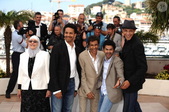 (G-R) Chafia Boudra, Sami Bouajila, Rachid Bouchareb, Jamel Debbouze et Roschdy Zem lors du photocall de 'Hors La Loi' présenté en compétition lors du 63ème Festival de Cannes à Cannes, France. Photo par Hahn-Nebinger-Orban/ABACAPRESS.COM