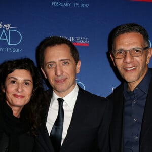 Gad Elmaleh avec Roschdy Zem et sa femme Nicole lors du photocall du spectacle de Gad Elmaleh "Oh My Gad" au "Carnegie Hall" à New York. © Dominique Jacovides/Bestimage 