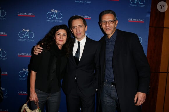 Gad Elmaleh avec Roschdy Zem et sa femme Nicole lors du photocall du spectacle de Gad Elmaleh "Oh My Gad" au "Carnegie Hall" à New York. © Dominique Jacovides/Bestimage 