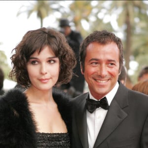 L'auteur Claire Castillon et le présentateur de télévision Bernard Montiel arrivent au Palais des Festivals pour la projection du film d'Emir Kusturica La vie est un miracle (Zivot Je Cudo) en compétition au 57ème Festival de Cannes à Cannes-France le vendredi 14 mai 2004. Photo par Hahn-Nebinger-Gorassini.