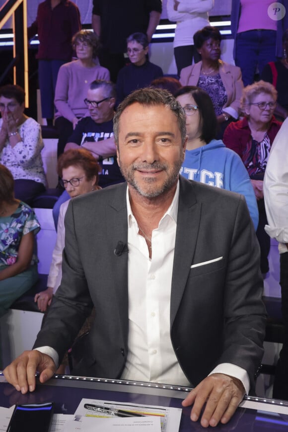 Le chroniqueur de TPMP y passe désormais toutes ses vacances d'été...Bernard Montiel sur le plateau de l'enregistrement de l'émission " Face à Hanouna " présentée parC.Hanouna et diffusée sur C8 le 14 septembre 2024, à Paris, France, le 12 septembre 2024. © Jack Tribeca / Bestimage 