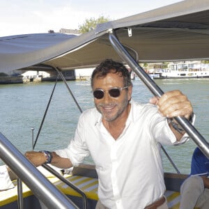 Bernard Montiel en bateau sur la Seine pour le tournage d'un teaser avec Franck Apppietto (Directeur Général de C8), Paris, France, le 28 aout 2024. © Jack Tribeca / Bestimage  No web pour la Belgique et la Suisse