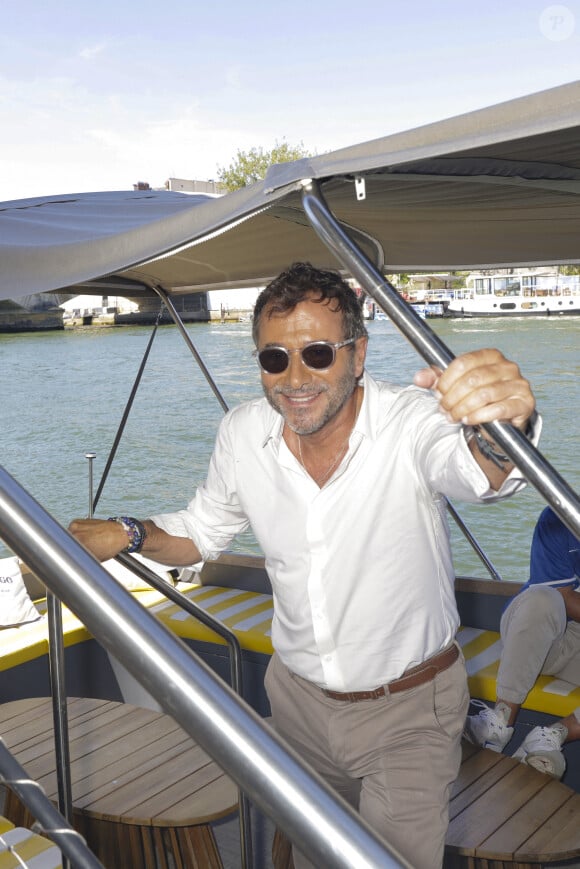 Bernard Montiel en bateau sur la Seine pour le tournage d'un teaser avec Franck Apppietto (Directeur Général de C8), Paris, France, le 28 aout 2024. © Jack Tribeca / Bestimage  No web pour la Belgique et la Suisse