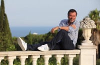 EXCLU Bernard Montiel nous fait visiter sa maison moderne avec patio entourée de verdure à Saint-Tropez !