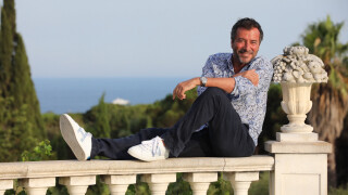 EXCLU Bernard Montiel nous fait visiter sa maison moderne avec patio entourée de verdure à Saint-Tropez !