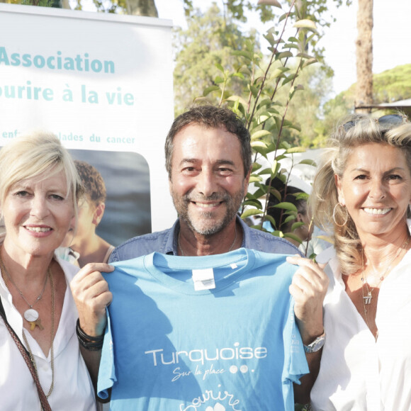 Chantal Ladesou, Bernard Montiel, Caroline Margeridon lors d'un tournoi de pétanque place des Lices organisé par le magazine Turquoise pour l'association Sourire à la vie à Saint-Tropez le 10 août 2022. © Jack Tribeca / Bestimage