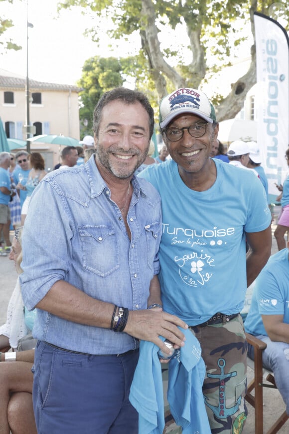 Bernard Montiel, Manu Katché lors d'un tournoi de pétanque place des Lices organisé par le magazine Turquoise pour l'association Sourire à la vie à Saint-Tropez le 10 août 2022. © Jack Tribeca / Bestimage