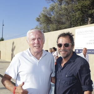 Dans sa maison qui dispose d'une piscine et de plusieurs chambres, il peut accueiullir des amis...Luis Fernandez, Bernard Montiel - Marcel Aubour inaugure le stade qui porte désormais son nom en présence de légendes du football à Saint-Tropez le 14 août 2023. Enfant de Saint-Tropez, Marcel Aubour fut un gardien de but à Lyon, OGC Nice ou encore Reims et Rennes...20 sélections en équipe de France et pour la coupe du monde 1966. La légende de Saint-Tropez a croisé le roi Pelé en 1961. © Jack Tribeca / Bestimage 