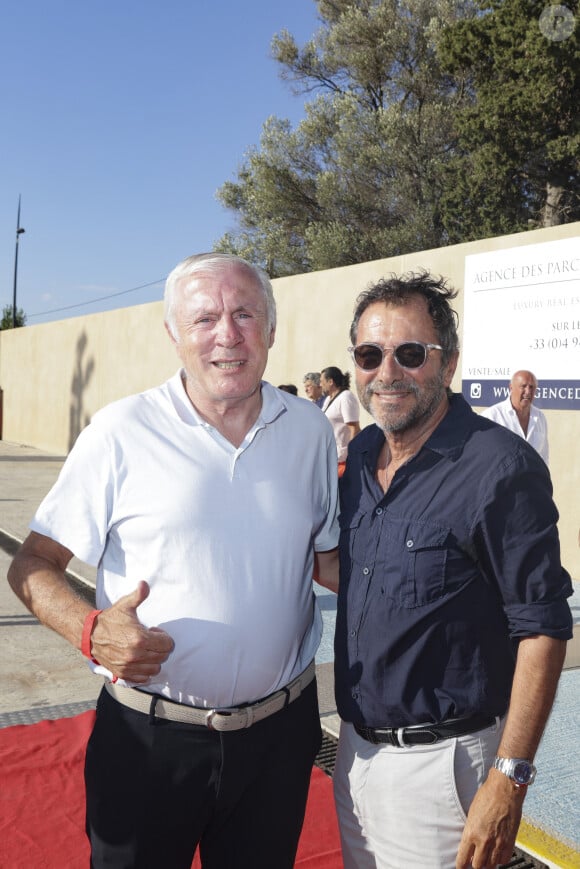 Dans sa maison qui dispose d'une piscine et de plusieurs chambres, il peut accueiullir des amis...Luis Fernandez, Bernard Montiel - Marcel Aubour inaugure le stade qui porte désormais son nom en présence de légendes du football à Saint-Tropez le 14 août 2023. Enfant de Saint-Tropez, Marcel Aubour fut un gardien de but à Lyon, OGC Nice ou encore Reims et Rennes...20 sélections en équipe de France et pour la coupe du monde 1966. La légende de Saint-Tropez a croisé le roi Pelé en 1961. © Jack Tribeca / Bestimage 