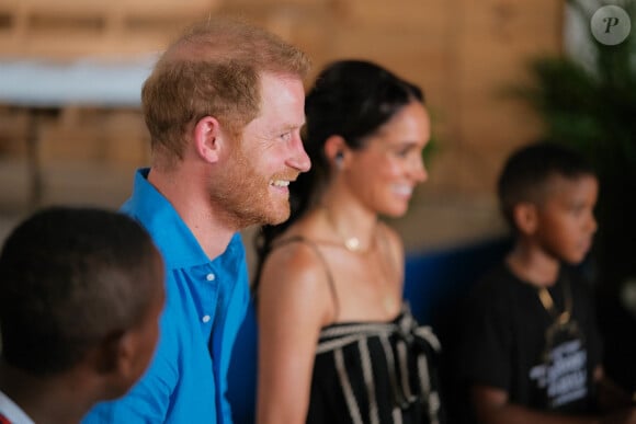 Le couple a tout de même encouragé les électeurs à s'inscrire sur les listes électorales
Le prince Harry, duc de Sussex, Meghan Markle, duchesse de Sussex, et la vice-présidente Francia Marquez lors d'un sommet organisé en collaboration avec The Archewell Foundaiton et Luminate à Bogota, au premier jour de leur visite de quatre jours en Colombie.