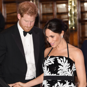 Le prince Harry, duc de Sussex, et Meghan Markle (enceinte), duchesse de Sussex quittent la soirée Royal Variety Performance à Londres le 19 novembre 2018. 