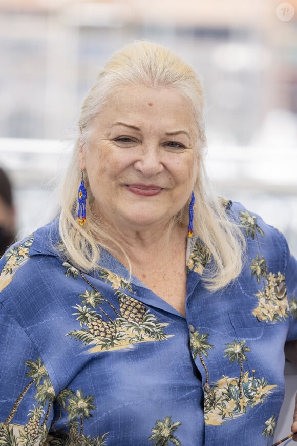  "À l'écran j'ai pas de raison de m'inquiéter.  Finalement, on me fait plus de propositions intéressantes que lorsque j'avais 30 ans.", révèle la comédienne.
Josiane Balasko au photocall du film Tralala (séance de minuit) lors du 74ème festival international du film de Cannes le 14 juillet 2021 