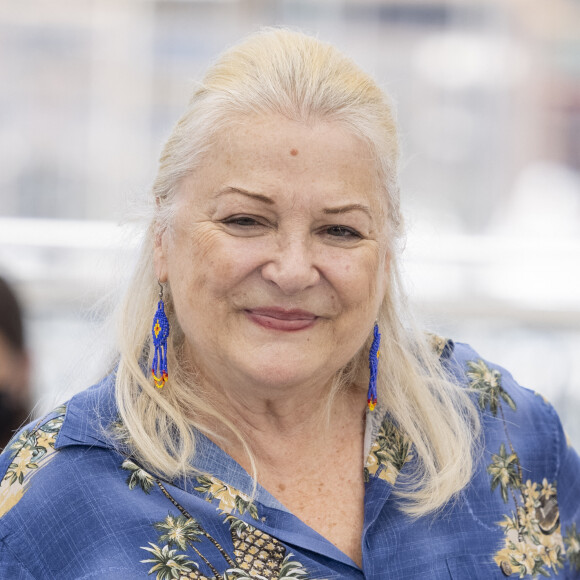  "À l'écran j'ai pas de raison de m'inquiéter.  Finalement, on me fait plus de propositions intéressantes que lorsque j'avais 30 ans.", révèle la comédienne.
Josiane Balasko au photocall du film Tralala (séance de minuit) lors du 74ème festival international du film de Cannes le 14 juillet 2021 