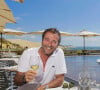 Mais alors qu'il a mis le cap vers Saint-Tropez...
Bernard Montiel, présentateur et animateur radio pose sur la terrasse du restaurant "La Corniche" en dégustant un verre de vin blanc du château Smith Au Lafitte et quelques huïtres. Après avoir joué l'expert-media dans le jeu "La télé même l'été, Le jeu" sur C8, il passe ses vacances chez lui à Pyla-sur-Mer, son refuge depuis 30 ans. Toujours entouré des oeuvres de son grand ami Richard Orlinski, Bernard aime y recevoir ses amis autour d'un dîner et une partie de pétanque....loin du tumulte parisien ! Son adresse favorite pour manger reste l'hôtel-restaurant La Corniche, au pied de la célèbre dune du Pyla, à deux pas de chez lui, en compagnie de Sophie, la propriétaire. Il sera de retour le 28 août sur l'antenne de MFM Radio, de 9h à 12h tous les jours, et un grand retour à TPMP nouvelle version, témoignage de sa grande fidélité et amitié pour C.Hanouna. Depuis 7 ans, Bernard poursuit ses entretiens sur la chaîne TV "Animaux", où il reçoit une personnalité chaque mois qui raconte sa passion pour nos fidèles compagnons à 4 pattes. La Teste-de-Buch Pyla-Sur-Mer, le 14 juillet 2017. © Thibaud Moritz / Bestimage 