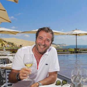 Mais alors qu'il a mis le cap vers Saint-Tropez...
Bernard Montiel, présentateur et animateur radio pose sur la terrasse du restaurant "La Corniche" en dégustant un verre de vin blanc du château Smith Au Lafitte et quelques huïtres. © Thibaud Moritz / Bestimage