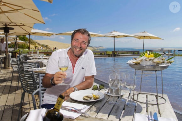 Mais alors qu'il a mis le cap vers Saint-Tropez...
Bernard Montiel, présentateur et animateur radio pose sur la terrasse du restaurant "La Corniche" en dégustant un verre de vin blanc du château Smith Au Lafitte et quelques huïtres. Après avoir joué l'expert-media dans le jeu "La télé même l'été, Le jeu" sur C8, il passe ses vacances chez lui à Pyla-sur-Mer, son refuge depuis 30 ans. Toujours entouré des oeuvres de son grand ami Richard Orlinski, Bernard aime y recevoir ses amis autour d'un dîner et une partie de pétanque....loin du tumulte parisien ! Son adresse favorite pour manger reste l'hôtel-restaurant La Corniche, au pied de la célèbre dune du Pyla, à deux pas de chez lui, en compagnie de Sophie, la propriétaire. Il sera de retour le 28 août sur l'antenne de MFM Radio, de 9h à 12h tous les jours, et un grand retour à TPMP nouvelle version, témoignage de sa grande fidélité et amitié pour C.Hanouna. Depuis 7 ans, Bernard poursuit ses entretiens sur la chaîne TV "Animaux", où il reçoit une personnalité chaque mois qui raconte sa passion pour nos fidèles compagnons à 4 pattes. La Teste-de-Buch Pyla-Sur-Mer, le 14 juillet 2017. © Thibaud Moritz / Bestimage 