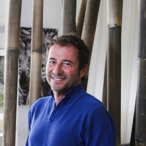 Les nouveaux propriétaires louent la maison en utilisant le nom de l'animateur...Bernard Montiel, présentateur et animateur radio pose dans le salon de sa maison du Pyla. © Thibaud Moritz / Bestimage