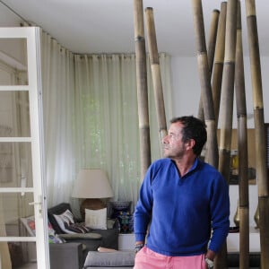 Bernard Montiel, présentateur et animateur radio pose dans le salon de sa maison du Pyla. La Teste-de-Buch Pyla-Sur-Mer, le 14 juillet 2017. © Thibaud Moritz / Bestimage