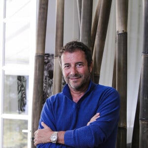 Bernard Montiel, présentateur et animateur radio pose dans le salon de sa maison du Pyla. La Teste-de-Buch Pyla-Sur-Mer, le 14 juillet 2017. © Thibaud Moritz / Bestimage