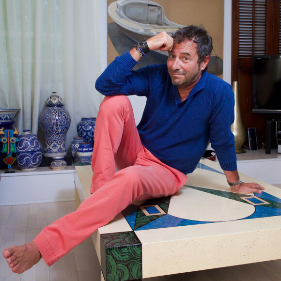 Il y a trois ans, Bernard Montiel a vendu la maison qu'il posséait au bord de l'océan...Bernard Montiel, présentateur et animateur radio pose dans le salon de sa maison du Pyla. . © Thibaud Moritz / Bestimage