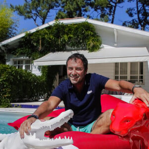 Bernard Montiel, présentateur et animateur radio pose dans sa maison du Pyla au bord de sa piscine avec des oeuvres de l artiste Richard Orlinski. La Teste-de-Buch Pyla-Sur-Mer, le 14 juillet 2017. © Thibaud Moritz / Bestimage