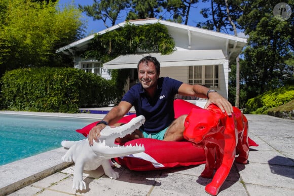 Bernard Montiel, présentateur et animateur radio pose dans sa maison du Pyla au bord de sa piscine avec des oeuvres de l artiste Richard Orlinski. Après avoir joué l'expert-media dans le jeu "La télé même l'été, Le jeu" sur C8, il passe ses vacances chez lui à Pyla-sur-Mer, son refuge depuis 30 ans. Toujours entouré des oeuvres de son grand ami Richard Orlinski, Bernard aime y recevoir ses amis autour d'un dîner et une partie de pétanque....loin du tumulte parisien ! Son adresse favorite pour manger reste l'hôtel-restaurant La Corniche, au pied de la célèbre dune du Pyla, à deux pas de chez lui, en compagnie de Sophie, la propriétaire. Il sera de retour le 28 août sur l'antenne de MFM Radio, de 9h à 12h tous les jours, et un grand retour à TPMP nouvelle version, témoignage de sa grande fidélité et amitié pour C.Hanouna. Depuis 7 ans, Bernard poursuit ses entretiens sur la chaîne TV "Animaux", où il reçoit une personnalité chaque mois qui raconte sa passion pour nos fidèles compagnons à 4 pattes. La Teste-de-Buch Pyla-Sur-Mer, le 14 juillet 2017. © Thibaud Moritz / Bestimage