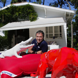 Bernard Montiel, présentateur et animateur radio pose dans sa maison du Pyla au bord de sa piscine avec des oeuvres de l artiste Richard Orlinski. La Teste-de-Buch Pyla-Sur-Mer, le 14 juillet 2017. © Thibaud Moritz / Bestimage